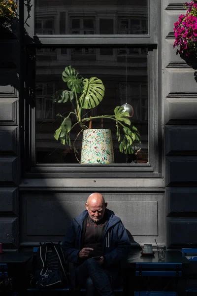 Copenhague Dinamarca Homem Senta Café Livre Feixe Sol Centro Istedgate — Fotografia de Stock