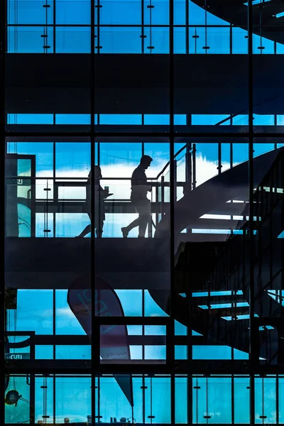 코펜하겐 지역에 현대식 사무실 건물에 덴마크 사람들 — 스톡 사진
