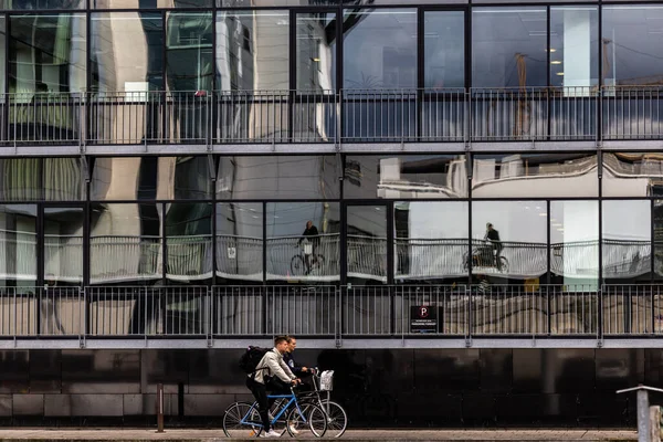 코펜하겐 덴마크 자전거를 사람들은 지역에 현대식 사무실 창문에 — 스톡 사진