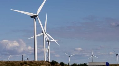 Kopenhag, Danimarka Kastrup havaalanı yakınlarında bir açık deniz rüzgar çiftliği.