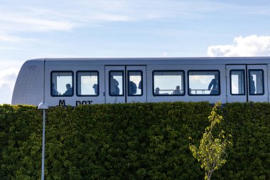 Kopenhag, Danimarka Orestad 'daki yüksek metro yeşil çalıların üzerinden geçiyor..