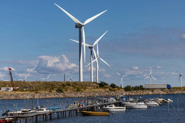 Copenhague Dinamarca Turbinas Eólicas Elevando Acima Pequeno Clube Barcos Doca — Fotografia de Stock