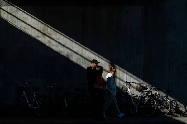Kopenhagen Dänemark Fußgänger Gehen Einer Bahn Unterführung Freien Einen Sonnenstrahl — Stockfoto