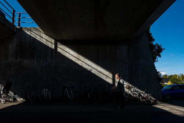 Kopenhagen Dänemark Fußgänger Gehen Einer Bahn Unterführung Freien Einen Sonnenstrahl — Stockfoto
