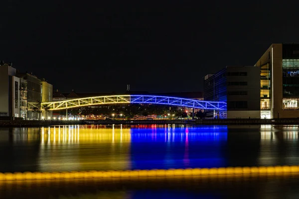コペンハーゲン デンマークウクライナの国旗の色でライトアップされたアーボルグ大学コペンハーゲン校の歩道橋 — ストック写真