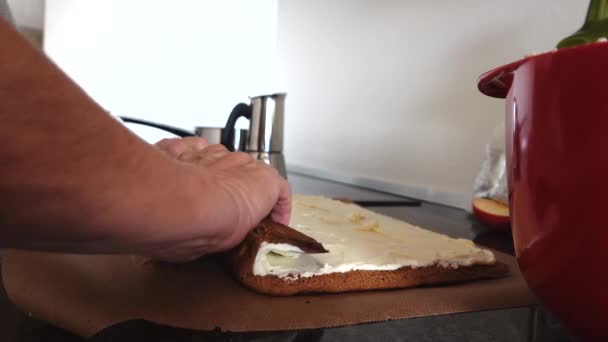 Una Donna Rotola Pan Spagna Limoni Con Glassa Tronco — Video Stock
