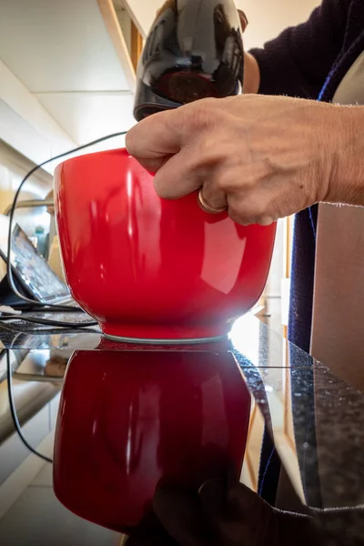 Elektrikli yemek karıştırıcısı pasta için taze krema yapımında kullanılır..