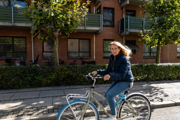 Kopenhaga Dania Duńska Kobieta Rowerze Dzielnicy Frederiksberg — Zdjęcie stockowe
