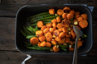Fırında kızarmış havuç, yeşil fasulye ve aspargus..