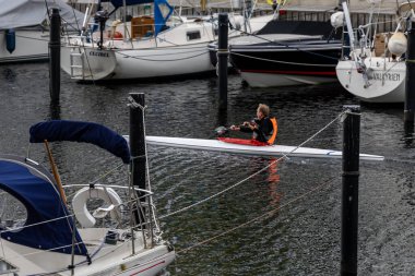 Kopenhag, Danimarka Yeni Hellerup bölgesindeki kanalda yalnız bir kanocu..