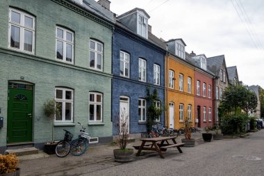 Kopenhag, Danimarka Osterbro bölgesindeki Olufsvej 'de renkli evler.