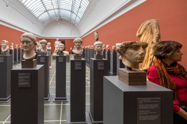 Kopenhag, Danimarka Ny Carlsberg Glyptotek Müzesi 'nin iç galerilerinden birindeki insanlar.