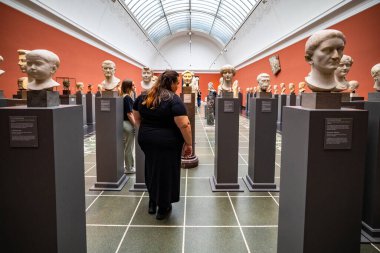 Kopenhag, Danimarka Ny Carlsberg Glyptotek Müzesi 'nin iç galerilerinden birindeki insanlar.
