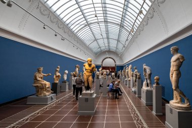 Kopenhag, Danimarka Ny Carlsberg Glyptotek Müzesi 'nin iç galerilerinden birindeki insanlar