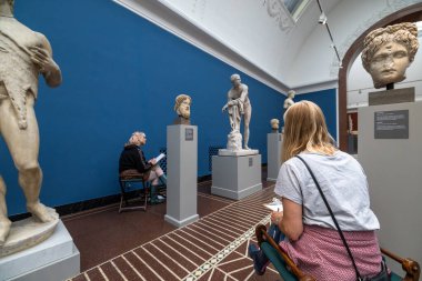 Kopenhag, Danimarka Halkı şehir merkezindeki Ny Carlsberg Glyptotek müzesinin iç galerilerinden birine resim çiziyor..