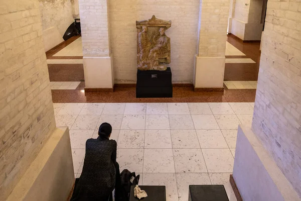 Человек Сидящий Внизу Музее Глиптотека Новом Карлсберге Центре Города — стоковое фото