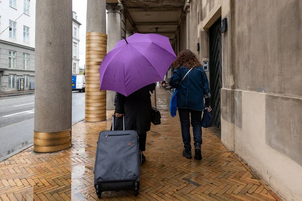 Copenhagen Danimarca Due Donne Con Ombrello Una Valigia Che Camminano — Foto Stock