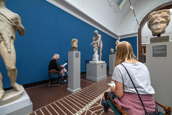 Kopenhag, Danimarka Halkı şehir merkezindeki Ny Carlsberg Glyptotek müzesinin iç galerilerinden birine resim çiziyor..
