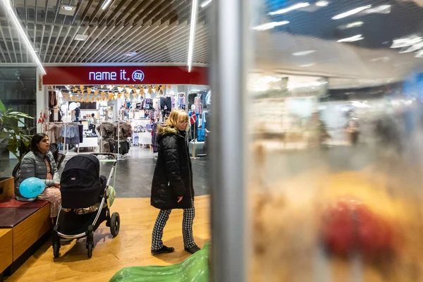 Kopenhag, Danimarka Frederiksberg Alışveriş Merkezi 'nin içinde akan su duvarlı bir oyun alanında yaşayan insanlar..