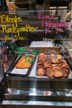 Kopenhag, Danimarka A standı Torvehallerne gurme pazarında balık köftesi satar..