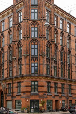 Kopenhag, Danimarka Bisikletleri ve Ahornsgade 'de kırmızı tuğlalı bir ev.