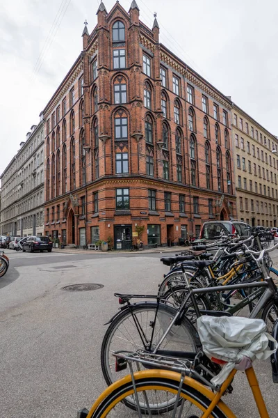 Copenhague Dinamarca Bicicletas Edificio Residencial Ladrillo Rojo Ahornsgade —  Fotos de Stock