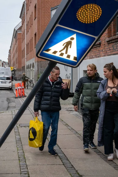 Copenhague Dinamarca Gente Camina Por Cartel Peatonal Acera Cruce — Foto de Stock