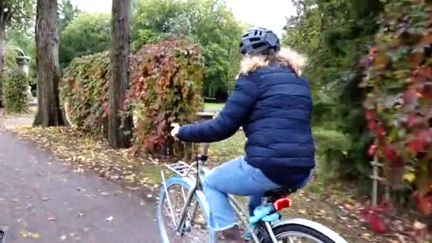 Копенгаген Дания Женщина Велосипеды Через Кладбище Assistens Осенью — стоковое видео