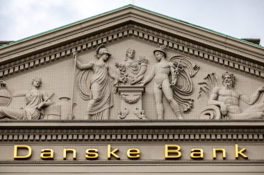 Kopenhag, Danimarka Danske Bankası genel merkezinin üstündeki işaret ve friz..