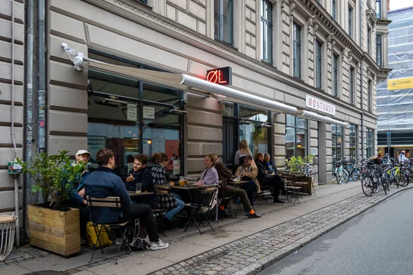 Kopenhagen Dänemark Menschen Trinken Bier Freien Einer Bar Norrebro Elmegade — Stockfoto