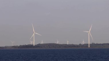 Lolland, Danimarka Rüzgar türbinleri güneşli bir günde rüzgarda döner. 