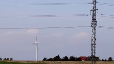 Lolland, Danimarka Rüzgar türbinleri güneşli bir günde rüzgarda döner. 