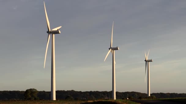 ロラン デンマーク晴れた日に風力タービンが風に回転する — ストック動画