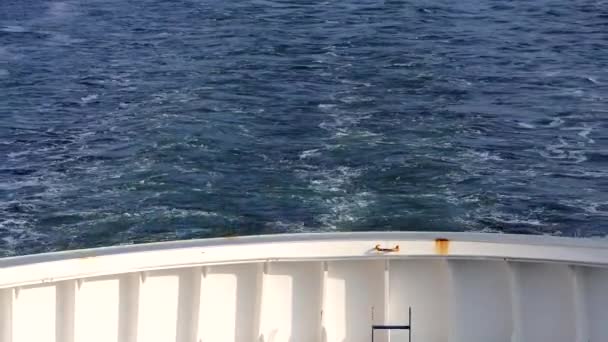 デンマーク ランゲランドランゲランド島とロラン島の間を渡るフェリーの船の眺め — ストック動画