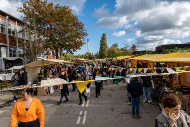 Kopenhag, Danimarka Halkı ve tezgahları, Reffen Adası 'ndaki bir Hasat Festivali' nin organik çiftçi pazarında..