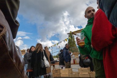Kopenhag, Danimarka İnsanlar Reffen Adası 'ndaki Hasat Festivali' nde bira içiyorlar..