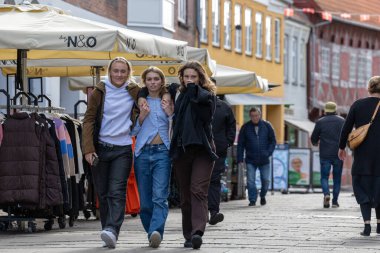 Koge, Danimarka ana alışveriş caddesinde yürüyen üç genç kadın..