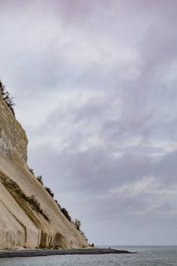 Monsklint, Danimarka Baltık Denizi kıyısındaki yüksek tebeşir kayalıklarının altında küçük bir plajda yaşayan insanlar.