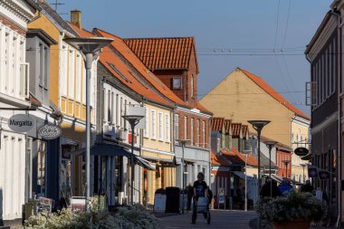 Maribo, Danimarka. Şehir merkezindeki ana alışveriş caddesinde bir kişi..