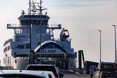 Katran, Danimarka, rıhtımdaki yolcu ve araba feribotu Langeland 'a gitmek için arabaları yüklüyor..