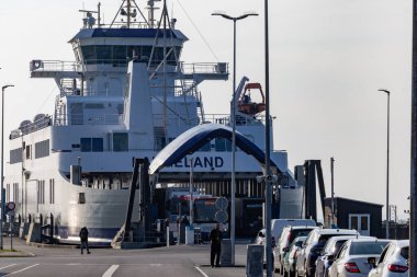 Katran, Danimarka, rıhtımdaki yolcu ve araba feribotu Langeland 'a gitmek için arabaları yüklüyor..
