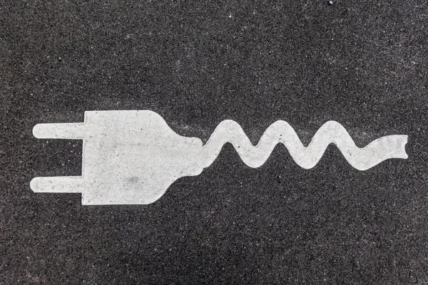 Символ Вилки Нарисованный Тротуаре Парковке Показывающий Наличие Электричества Электромобилей — стоковое фото