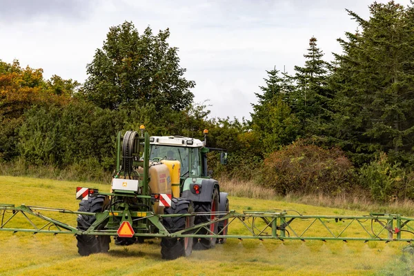 Lolland Dänemark Ein Traktor Düngt Ein Feld — Stockfoto