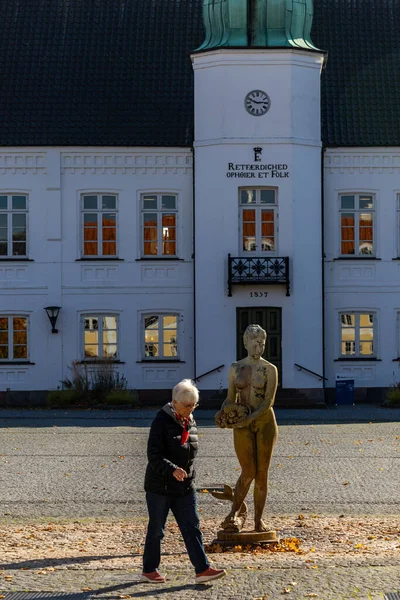 Maribo Dänemark Eine Frau Geht Einer Statue Auf Dem Hauptplatz — Stockfoto
