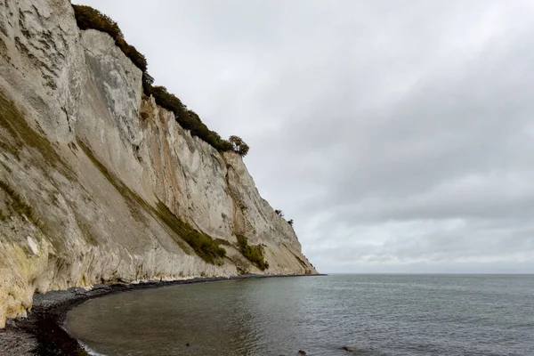 Monsklint Danimarca Persone Una Piccola Spiaggia Sotto Alte Scogliere Gesso — Foto Stock