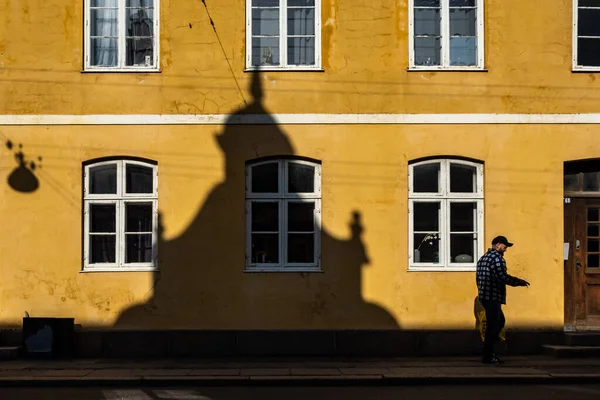 Maribo Δανία Ένας Άντρας Περπατά Στη Σκιά Μιας Εκκλησίας Ένα — Φωτογραφία Αρχείου