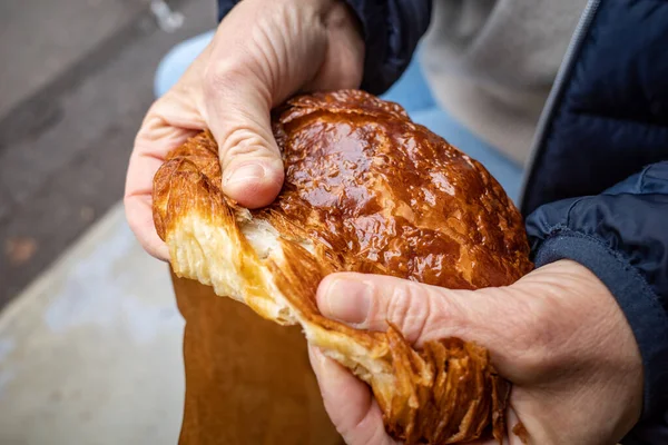 コペンハーゲン デンマーク2022年10月6日大きくて焼きたてのペイン ショコラが半分に割れています — ストック写真