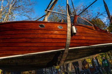 Stockholm, İsveç Tekne Kulübü Üyeleri, karada kış depolama için birbirlerinin teknelerini çekmeye yardım ediyorlar..