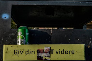 Kopenhag, Danimarka 'da çöp tenekesinin yanına bir bira kutusu ve Danimarka dilinde bir tabela yerleştiriliyor:.