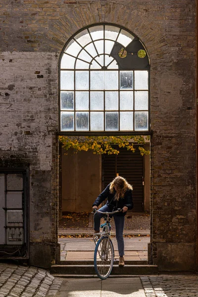 Koppenhága Dánia Egy Női Kerékpáros Biciklizik Reffen Szigeten Egy Boltíves — Stock Fotó